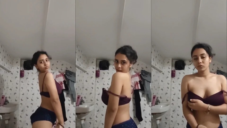 Sexyass Beautiful Indian Girl Teasing Showing