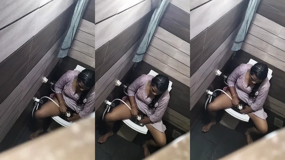 Tamil Girl Changing And Piising Captured Secrelty